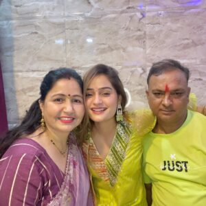 himanshi sharma Instagram - Family🧿🤍
