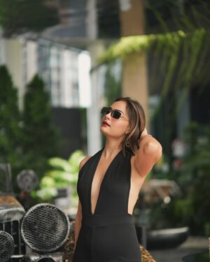himanshi sharma Instagram - In a world full of trends, I set my own.♠️

Outfit: @bebombbae 
📍: @novotelstevens 

 

#dress #fashion #faishonlifestyle #singapore #worldtour #explore #tour #exploresingapore #traveltheworld #travelphotography #travel