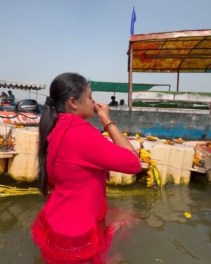 kruttika ravindra Instagram - Mahakumbha Mela 2025..
144 ವರ್ಷಗಳಿಗೊಮ್ಮೆ ನಡೆಯೋ ಮಹಾಕುಂಭಮೇಳಕ್ಕೆ ಬಂದು ಗಂಗಾ ಯಮುನಾ ಸರಸ್ವತಿ ಸಂಗಮ ಸ್ನಾನ ಮಾಡಿರೋ ಪುಣ್ಯ ನನ್ನದು. 
ಧನ್ಯೋಸ್ಮಿ 🙏🏻❤️
ಶಿವಾರ್ಪಣಮಸ್ತು 🙏🏻
•
#mahakumbh #uttarpradesh #ganga #viral #trending #instagood #instalike #instagram #india #kannada #karnataka #travel #temple #peace #omnamahshivaya