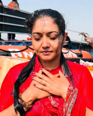 kruttika ravindra Instagram - Mahakumbha Mela 2025..
144 ವರ್ಷಗಳಿಗೊಮ್ಮೆ ನಡೆಯೋ ಮಹಾಕುಂಭಮೇಳಕ್ಕೆ ಬಂದು ಗಂಗಾ ಯಮುನಾ ಸರಸ್ವತಿ ಸಂಗಮ ಸ್ನಾನ ಮಾಡಿರೋ ಪುಣ್ಯ ನನ್ನದು. 
ಧನ್ಯೋಸ್ಮಿ 🙏🏻❤️
ಶಿವಾರ್ಪಣಮಸ್ತು 🙏🏻
•
#mahakumbh #uttarpradesh #ganga #viral #trending #instagood #instalike #instagram #india #kannada #karnataka #travel #temple #peace #omnamahshivaya