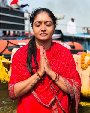kruttika ravindra Instagram - Mahakumbha Mela 2025..
144 ವರ್ಷಗಳಿಗೊಮ್ಮೆ ನಡೆಯೋ ಮಹಾಕುಂಭಮೇಳಕ್ಕೆ ಬಂದು ಗಂಗಾ ಯಮುನಾ ಸರಸ್ವತಿ ಸಂಗಮ ಸ್ನಾನ ಮಾಡಿರೋ ಪುಣ್ಯ ನನ್ನದು. 
ಧನ್ಯೋಸ್ಮಿ 🙏🏻❤️
ಶಿವಾರ್ಪಣಮಸ್ತು 🙏🏻
•
#mahakumbh #uttarpradesh #ganga #viral #trending #instagood #instalike #instagram #india #kannada #karnataka #travel #temple #peace #omnamahshivaya