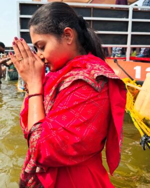 kruttika ravindra Instagram - Mahakumbha Mela 2025..
144 ವರ್ಷಗಳಿಗೊಮ್ಮೆ ನಡೆಯೋ ಮಹಾಕುಂಭಮೇಳಕ್ಕೆ ಬಂದು ಗಂಗಾ ಯಮುನಾ ಸರಸ್ವತಿ ಸಂಗಮ ಸ್ನಾನ ಮಾಡಿರೋ ಪುಣ್ಯ ನನ್ನದು. 
ಧನ್ಯೋಸ್ಮಿ 🙏🏻❤️
ಶಿವಾರ್ಪಣಮಸ್ತು 🙏🏻
•
#mahakumbh #uttarpradesh #ganga #viral #trending #instagood #instalike #instagram #india #kannada #karnataka #travel #temple #peace #omnamahshivaya