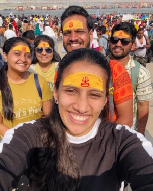 kruttika ravindra Instagram - Mahakumbha Mela 2025..
144 ವರ್ಷಗಳಿಗೊಮ್ಮೆ ನಡೆಯೋ ಮಹಾಕುಂಭಮೇಳಕ್ಕೆ ಬಂದು ಗಂಗಾ ಯಮುನಾ ಸರಸ್ವತಿ ಸಂಗಮ ಸ್ನಾನ ಮಾಡಿರೋ ಪುಣ್ಯ ನನ್ನದು. 
ಧನ್ಯೋಸ್ಮಿ 🙏🏻❤️
ಶಿವಾರ್ಪಣಮಸ್ತು 🙏🏻
•
#mahakumbh #uttarpradesh #ganga #viral #trending #instagood #instalike #instagram #india #kannada #karnataka #travel #temple #peace #omnamahshivaya