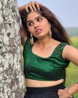 neerasethudas Instagram - പച്ച പാടവരമ്പും ഞാനും മൊതത്തിൽ 😬 പച്ച പിടിക്കട്ടെ

#neerajasdas #neerasethudas #southindianactress #malayalamactress #emcee #mallugram #instaexplore #instagood #instalife #instaexplore #green