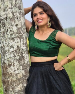 neerasethudas Instagram - പച്ച പാടവരമ്പും ഞാനും മൊതത്തിൽ 😬 പച്ച പിടിക്കട്ടെ

#neerajasdas #neerasethudas #southindianactress #malayalamactress #emcee #mallugram #instaexplore #instagood #instalife #instaexplore #green