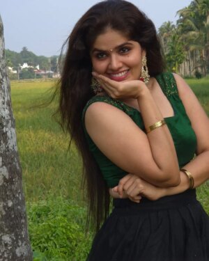 neerasethudas Instagram - പച്ച പാടവരമ്പും ഞാനും മൊതത്തിൽ 😬 പച്ച പിടിക്കട്ടെ

#neerajasdas #neerasethudas #southindianactress #malayalamactress #emcee #mallugram #instaexplore #instagood #instalife #instaexplore #green