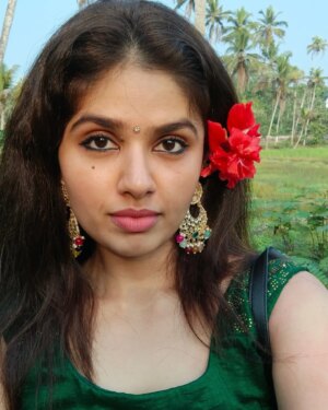 neerasethudas Instagram - പച്ച പാടവരമ്പും ഞാനും മൊതത്തിൽ 😬 പച്ച പിടിക്കട്ടെ

#neerajasdas #neerasethudas #southindianactress #malayalamactress #emcee #mallugram #instaexplore #instagood #instalife #instaexplore #green