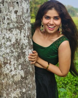 neerasethudas Instagram - പച്ച പാടവരമ്പും ഞാനും മൊതത്തിൽ 😬 പച്ച പിടിക്കട്ടെ

#neerajasdas #neerasethudas #southindianactress #malayalamactress #emcee #mallugram #instaexplore #instagood #instalife #instaexplore #green