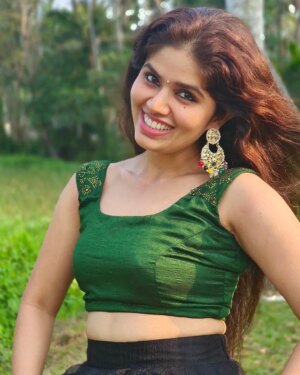 neerasethudas Instagram - പച്ച പാടവരമ്പും ഞാനും മൊതത്തിൽ 😬 പച്ച പിടിക്കട്ടെ

#neerajasdas #neerasethudas #southindianactress #malayalamactress #emcee #mallugram #instaexplore #instagood #instalife #instaexplore #green