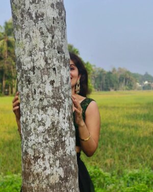 neerasethudas Instagram - പച്ച പാടവരമ്പും ഞാനും മൊതത്തിൽ 😬 പച്ച പിടിക്കട്ടെ

#neerajasdas #neerasethudas #southindianactress #malayalamactress #emcee #mallugram #instaexplore #instagood #instalife #instaexplore #green