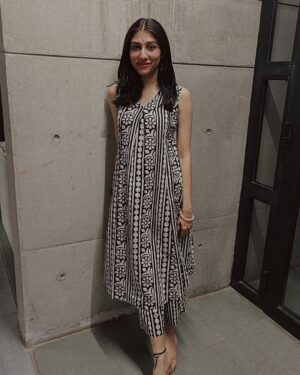 netri nisarg trivedi Instagram - Monochrome thursdays
Wearing @theindianethnicco 
Pc: @_discoball_ ❤️