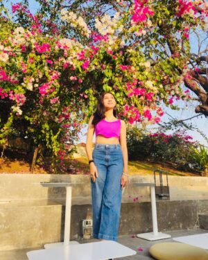 netri nisarg trivedi Instagram - तू मूड के देखा ना कर, जो सर में सोच आएगी तो पाँव में मोच आएगी …
Where was this song all along… 🟣