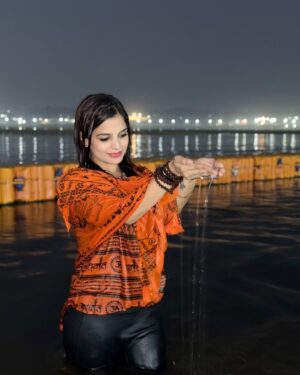 sonal Agarwal Instagram - महाकुंभ में स्नान करने का सौभाग्य प्राप्त हुआ 🔱 🧡 
.
.
#prayagraj #mahakumbh #khumbh #mahakumbh2025 #prayagrajkumbh #allahbad
