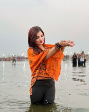 sonal Agarwal Instagram - महाकुंभ में स्नान करने का सौभाग्य प्राप्त हुआ 🔱 🧡 
.
.
#prayagraj #mahakumbh #khumbh #mahakumbh2025 #prayagrajkumbh #allahbad