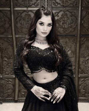 sonal Agarwal Instagram - Tauba Tauba 🖤 
.
.
Hairstyle by - @kashish_makeupartist @stylebygunjan_