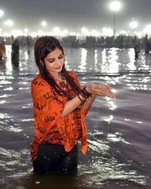 sonal Agarwal Instagram - महाकुंभ में स्नान करने का सौभाग्य प्राप्त हुआ 🔱 🧡 
.
.
#prayagraj #mahakumbh #khumbh #mahakumbh2025 #prayagrajkumbh #allahbad