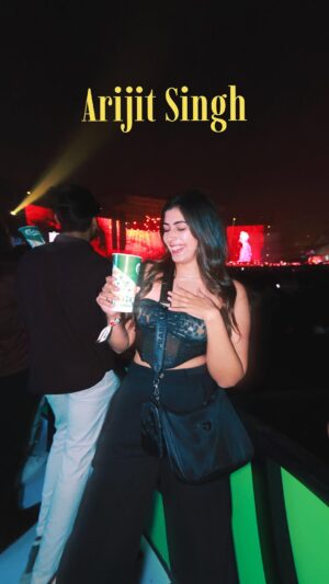 soundarya thakur Instagram - That’s @arijitsingh for you 🎶✨🥰

What a night, what a view.. literally attended  it from the best spot—huge shoutout to @tuborg_india & @recitstudios @recitstudiosglobal for this unforgettable experience! 🔥🥂

 #opentomore #tuborgicedraft  #arijitsingh #arijitsinghlive #arijitsinghconcert #arijitsinghsongs #tumhiho🎶 #pathaanmovie #arijitsinghofficial #concertnight #formocloset #soundaryathakur