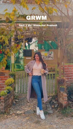 soundarya thakur Instagram - DAY 1. Get Ready With Me in Himachal 🫶 

Comment “Link” for Direct Links 

Knit pullover- @allprettygirls_ 
Jeans - @hm 
OverCoat- @savana 
Zodiac Neckchain @savana 
Earrings @hm 

#travel #getreadywithme #winteroutfit #mountainlife #stwinterfiles #travelblogger #soundaryathakur #formocloset