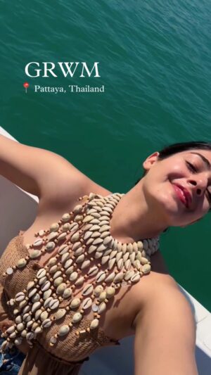 soundarya thakur Instagram - Day 1. GRWM for a beach day in Thailand 🏖️

🔗 Comment “LINK” for  accessories 

#beachlife #beachready #grwmreel #grwmoutfit #vacationmode #thailandtrip #welcome2025 #happynewyear #soundaryathakur #formocloset
