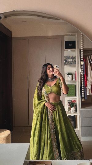 soundarya thakur Instagram - झुमका गिरा रे … 🤍

Wearing @houseofjamoti 💚
__________________________________________
#bhaidooj #festivewear #outfitoftheday #jhumkaearrings #jhumkagirare #soundaryathakur #formocloset