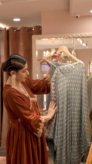 soundarya thakur Instagram - 🔗 Comment “link” to see the full Video 

This was @silkybindraofficial Store.. But I did explore around 8 stores! If you haven’t watched my YouTube video yet and have wedding shopping to sort—or if you’re curious about the prices and types of outfits you can find in #shahpurjatmarket —just comment “link” & you’ll get a direct DM to watch the full video with all the details!

#dillistyleedit #shahpurjat #weddingshoppingindia #delhiweddingshopping #shahpurjatvillage #shahpurjatdesigners  #shaadikishopping #shaadikitaiyaari #delhifashionblogger #fashioninfluencer #youtubevlog #youtuber #soundaryathakur #formocloset