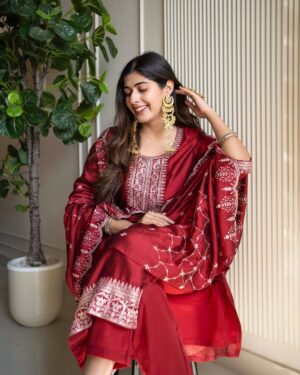 soundarya thakur Instagram - मेरा धरम भी तू ! मेरी शर्म भी तू! ❤️‍🔥

Got this regal kurta set for ₹1500, and it feels straight out of this song! Got it from @myntra (🔗 comment for the link), and the statement earrings & the ring is from  @opasa.jewellery —obsessed!

Stunning captures by @thecinematicepisodes 🫶

#kurtaset #indiansuitshopping #myntrafinds #redkurtaset #indianfashion #fashioninfluencerindia #ootd #ootdfashion #ootdinspiration #commentforlink #soundaryathakur #formocloset