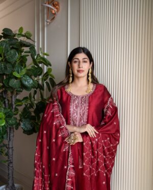 soundarya thakur Instagram - मेरा धरम भी तू ! मेरी शर्म भी तू! ❤️‍🔥

Got this regal kurta set for ₹1500, and it feels straight out of this song! Got it from @myntra (🔗 comment for the link), and the statement earrings & the ring is from  @opasa.jewellery —obsessed!

Stunning captures by @thecinematicepisodes 🫶

#kurtaset #indiansuitshopping #myntrafinds #redkurtaset #indianfashion #fashioninfluencerindia #ootd #ootdfashion #ootdinspiration #commentforlink #soundaryathakur #formocloset
