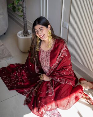 soundarya thakur Instagram - मेरा धरम भी तू ! मेरी शर्म भी तू! ❤️‍🔥

Got this regal kurta set for ₹1500, and it feels straight out of this song! Got it from @myntra (🔗 comment for the link), and the statement earrings & the ring is from  @opasa.jewellery —obsessed!

Stunning captures by @thecinematicepisodes 🫶

#kurtaset #indiansuitshopping #myntrafinds #redkurtaset #indianfashion #fashioninfluencerindia #ootd #ootdfashion #ootdinspiration #commentforlink #soundaryathakur #formocloset
