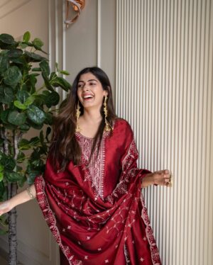 soundarya thakur Instagram - मेरा धरम भी तू ! मेरी शर्म भी तू! ❤️‍🔥

Got this regal kurta set for ₹1500, and it feels straight out of this song! Got it from @myntra (🔗 comment for the link), and the statement earrings & the ring is from  @opasa.jewellery —obsessed!

Stunning captures by @thecinematicepisodes 🫶

#kurtaset #indiansuitshopping #myntrafinds #redkurtaset #indianfashion #fashioninfluencerindia #ootd #ootdfashion #ootdinspiration #commentforlink #soundaryathakur #formocloset