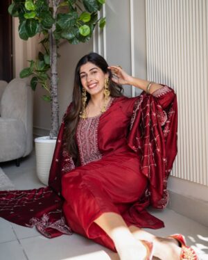 soundarya thakur Instagram - मेरा धरम भी तू ! मेरी शर्म भी तू! ❤️‍🔥

Got this regal kurta set for ₹1500, and it feels straight out of this song! Got it from @myntra (🔗 comment for the link), and the statement earrings & the ring is from  @opasa.jewellery —obsessed!

Stunning captures by @thecinematicepisodes 🫶

#kurtaset #indiansuitshopping #myntrafinds #redkurtaset #indianfashion #fashioninfluencerindia #ootd #ootdfashion #ootdinspiration #commentforlink #soundaryathakur #formocloset