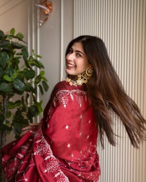 soundarya thakur Instagram - मेरा धरम भी तू ! मेरी शर्म भी तू! ❤️‍🔥

Got this regal kurta set for ₹1500, and it feels straight out of this song! Got it from @myntra (🔗 comment for the link), and the statement earrings & the ring is from  @opasa.jewellery —obsessed!

Stunning captures by @thecinematicepisodes 🫶

#kurtaset #indiansuitshopping #myntrafinds #redkurtaset #indianfashion #fashioninfluencerindia #ootd #ootdfashion #ootdinspiration #commentforlink #soundaryathakur #formocloset