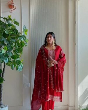 soundarya thakur Instagram - मेरा धरम भी तू ! मेरी शर्म भी तू! ❤️‍🔥

Got this regal kurta set for ₹1500, and it feels straight out of this song! Got it from @myntra (🔗 comment for the link), and the statement earrings & the ring is from  @opasa.jewellery —obsessed!

Stunning captures by @thecinematicepisodes 🫶

#kurtaset #indiansuitshopping #myntrafinds #redkurtaset #indianfashion #fashioninfluencerindia #ootd #ootdfashion #ootdinspiration #commentforlink #soundaryathakur #formocloset