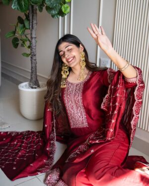 soundarya thakur Instagram - मेरा धरम भी तू ! मेरी शर्म भी तू! ❤️‍🔥

Got this regal kurta set for ₹1500, and it feels straight out of this song! Got it from @myntra (🔗 comment for the link), and the statement earrings & the ring is from  @opasa.jewellery —obsessed!

Stunning captures by @thecinematicepisodes 🫶

#kurtaset #indiansuitshopping #myntrafinds #redkurtaset #indianfashion #fashioninfluencerindia #ootd #ootdfashion #ootdinspiration #commentforlink #soundaryathakur #formocloset