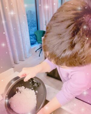 Airi Taira Instagram - バンビーノクッキング😍

夜ごはんを作ろうとすると「僕が作るから‼︎ママは赤ちゃんの面倒みといて」と指示された😅

ならば！やって頂こう😎と本当に任せてみた✌️

フライパンも自分でだして火も自分でつけて強火も弱火加減も全てやってる‼︎😳

作りながら弟達を気にしては「もう少しで出来るからね!」と声かけて嬉しそうに調理してる😆

これはもしや🤩
ご飯の炊き方も教えたら今後やってくれるんじゃないか⁈と期待を込めて教えてみた✨

1回教えただけ‼︎
翌日にはスイッチスタートまで押せて完璧な仕上がり‼︎‼︎驚)

玉子焼き
2色丼
鮭と玉子チャーハン
お魚もお肉も焼けちゃう‼︎

頼れる時のバンビーノは本当に助けてくれる🥹
#バンビーノ#7歳#クッキング#レパートリー増えてる#ご飯も炊けるようになった#ワンオペ育児中#連日#バンビーノが夜ごはん作ってくれた#美味しいから凄い#みんなおかわりする#お料理するのが好きみたい#将来は長友シェフだね#って言ったら#僕はサッカー選手だから#だって#😂#お料理むいてると思うんだけどナ#いい子モードのバンビーノにはものすごく頼れて私もハッピー