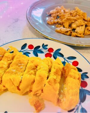 Airi Taira Instagram - バンビーノクッキング😍

夜ごはんを作ろうとすると「僕が作るから‼︎ママは赤ちゃんの面倒みといて」と指示された😅

ならば！やって頂こう😎と本当に任せてみた✌️

フライパンも自分でだして火も自分でつけて強火も弱火加減も全てやってる‼︎😳

作りながら弟達を気にしては「もう少しで出来るからね!」と声かけて嬉しそうに調理してる😆

これはもしや🤩
ご飯の炊き方も教えたら今後やってくれるんじゃないか⁈と期待を込めて教えてみた✨

1回教えただけ‼︎
翌日にはスイッチスタートまで押せて完璧な仕上がり‼︎‼︎驚)

玉子焼き
2色丼
鮭と玉子チャーハン
お魚もお肉も焼けちゃう‼︎

頼れる時のバンビーノは本当に助けてくれる🥹
#バンビーノ#7歳#クッキング#レパートリー増えてる#ご飯も炊けるようになった#ワンオペ育児中#連日#バンビーノが夜ごはん作ってくれた#美味しいから凄い#みんなおかわりする#お料理するのが好きみたい#将来は長友シェフだね#って言ったら#僕はサッカー選手だから#だって#😂#お料理むいてると思うんだけどナ#いい子モードのバンビーノにはものすごく頼れて私もハッピー