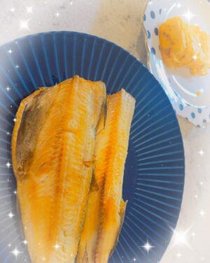 Airi Taira Instagram - バンビーノクッキング😍

夜ごはんを作ろうとすると「僕が作るから‼︎ママは赤ちゃんの面倒みといて」と指示された😅

ならば！やって頂こう😎と本当に任せてみた✌️

フライパンも自分でだして火も自分でつけて強火も弱火加減も全てやってる‼︎😳

作りながら弟達を気にしては「もう少しで出来るからね!」と声かけて嬉しそうに調理してる😆

これはもしや🤩
ご飯の炊き方も教えたら今後やってくれるんじゃないか⁈と期待を込めて教えてみた✨

1回教えただけ‼︎
翌日にはスイッチスタートまで押せて完璧な仕上がり‼︎‼︎驚)

玉子焼き
2色丼
鮭と玉子チャーハン
お魚もお肉も焼けちゃう‼︎

頼れる時のバンビーノは本当に助けてくれる🥹
#バンビーノ#7歳#クッキング#レパートリー増えてる#ご飯も炊けるようになった#ワンオペ育児中#連日#バンビーノが夜ごはん作ってくれた#美味しいから凄い#みんなおかわりする#お料理するのが好きみたい#将来は長友シェフだね#って言ったら#僕はサッカー選手だから#だって#😂#お料理むいてると思うんだけどナ#いい子モードのバンビーノにはものすごく頼れて私もハッピー