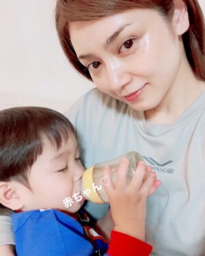 Airi Taira Instagram - 今日は睡眠の日😌

カオス達の寝かしつけはベッドに入っても時間がかかる🥲

寝相はすっかりバラバラでたまにぶつかり合ってる⁈なんて日もある😅

そんな時は一人ひとり抱きかかえて元の位置に戻すけど重くなってて成長感じる✨

まだまだ４男児みんな手がかかるから自分の疲労回復は効率的にSIXPADのRecovery Wear Sleepを着て寝るとします😍

ほんとにオススメです♡

@sixpad_official 

#PR #平愛梨 #SIXPAD
#リカバリーウェア
#着るだけで疲労回復
#睡眠 #パジャマ
#疲労回復