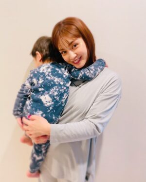 Airi Taira Instagram - 今日は睡眠の日😌

カオス達の寝かしつけはベッドに入っても時間がかかる🥲

寝相はすっかりバラバラでたまにぶつかり合ってる⁈なんて日もある😅

そんな時は一人ひとり抱きかかえて元の位置に戻すけど重くなってて成長感じる✨

まだまだ４男児みんな手がかかるから自分の疲労回復は効率的にSIXPADのRecovery Wear Sleepを着て寝るとします😍

ほんとにオススメです♡

@sixpad_official 

#PR #平愛梨 #SIXPAD
#リカバリーウェア
#着るだけで疲労回復
#睡眠 #パジャマ
#疲労回復