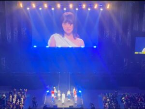 Airi Taira Instagram - 沖縄アクターズスクール完全復活祭✨

これまでに沖縄で行われていたライブ✨
すっごい見たかったけどカオス達を連れて沖縄までは行けず🥲

と思ったら⁈
日本武道館で大復活祭⁈
行きたいけど夜はさすがに出れず…
諦めていた😔

が、しかし‼︎
新たな情報が‼︎✨

「AKINAさんが出演する」と入手した‼︎‼︎

10代から寮生活も一緒だったAKINAさんはある日、一緒に歩いてる街中で「私ね、いつか武道館でライブやりたいの‼︎」と言ってミュージカルの曲を歌って聴かせてくれた‼︎
可愛いくて目をキラキラさせて小鳥のようなチャーミングで優しい美しい声✨
14歳で出逢って一緒にレッスンさせてもらってた時からAKINAさんの一生懸命で手を抜かない姿はずっと見てきました‼︎

日本武道館に立たれたAKINAさんの登場(夢)を見れたことが本当に嬉しかった😭涙)

寮生活で一緒だった同い年の石川愛理さんの歌って踊る姿も生で見ることができて嬉しかった🥹

D&Dのちかの姉さんやOliviaさんも見れて嬉しかった♡

司会のゆっきー兄さんは言葉のインパクトが凄くて面白かった🤣涙)
パワフルでフレッシュなB.B WAVESの子供達に「好きな食べ物は？」と聞いて勝手に「なめろう」と言って🤣ゆっきー兄さんの色が溢れていて最高に楽しかった‼︎

まさかの堤幸彦監督もサプライズで登場しビックリ嬉しかった🥹涙)

DA PUMPさん、MAXさん、島袋寛子さん、知念里奈さん‼︎

10代の頃から見させて頂いてきたステージは当時に感じた気持ちと今も変わることなく本当にいつだってずっとずっと格好いい😭♥️
先輩のステージを見ると普段の育児疲れも忘れて無心になれて幸(さち)だけで包んでもらえた気になる✨

14歳の時に初めて見たステージは衝撃で今もずっと忘れない‼︎

SHINOBU兄ちゃん、YUKINARI兄さんにも会えて特別ステージを見れたのもたまらなく嬉しかった‼︎

日本武道館に出演された全てのアーティストさんがキレッキレのダンス、耳に残る歌声、自信溢れるパフォーマンスをお披露目されててどの瞬間も本当に凄かったです‼︎👏

私も受けてきた事務所のレッスン‼︎
アクターズスクールではないけど一時期、牧野アンナさんの生徒だった‼︎
厳しくて恐くて一生懸命でどんな状況でも筋を通す強い女性だった‼︎
優しさを持つべき基本があって人の為に一生懸命生きる強い力がある牧野アンナさんだからこそ、こんなにも素晴らしい人たちが誕生されたんだと思いました。

「アクターズスクール」と聞くだけで、凄い‼︎という印象が昔からありましたが、新生デビューされた方々を見て、「本当に凄い」と驚きました‼︎‼︎‼︎

この日本武道館でしか見られない特別なライブ‼︎
見れたことに感謝します🥹涙)
#アクターズスクール完全復活祭#日本武道館#AKINAさんの夢が叶った#豪華なアーティスト#次から次へのバトンタッチが釘付けでした#牧野アンナさんに出会えたアクターズスクール出身の皆さんが本当に幸せそうだった#だからこそ#見れた私も幸せに感じた#子供達を子守りしてくれた#グランマ#papa#シェフ#Yマネージャー#ありがとうございました#一生に一度しか見られない大ステージ#見れたことに感無量