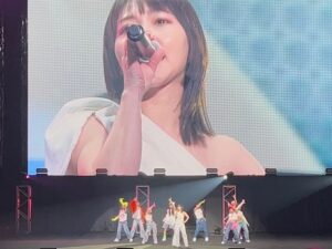 Airi Taira Instagram - 沖縄アクターズスクール完全復活祭✨

これまでに沖縄で行われていたライブ✨
すっごい見たかったけどカオス達を連れて沖縄までは行けず🥲

と思ったら⁈
日本武道館で大復活祭⁈
行きたいけど夜はさすがに出れず…
諦めていた😔

が、しかし‼︎
新たな情報が‼︎✨

「AKINAさんが出演する」と入手した‼︎‼︎

10代から寮生活も一緒だったAKINAさんはある日、一緒に歩いてる街中で「私ね、いつか武道館でライブやりたいの‼︎」と言ってミュージカルの曲を歌って聴かせてくれた‼︎
可愛いくて目をキラキラさせて小鳥のようなチャーミングで優しい美しい声✨
14歳で出逢って一緒にレッスンさせてもらってた時からAKINAさんの一生懸命で手を抜かない姿はずっと見てきました‼︎

日本武道館に立たれたAKINAさんの登場(夢)を見れたことが本当に嬉しかった😭涙)

寮生活で一緒だった同い年の石川愛理さんの歌って踊る姿も生で見ることができて嬉しかった🥹

D&Dのちかの姉さんやOliviaさんも見れて嬉しかった♡

司会のゆっきー兄さんは言葉のインパクトが凄くて面白かった🤣涙)
パワフルでフレッシュなB.B WAVESの子供達に「好きな食べ物は？」と聞いて勝手に「なめろう」と言って🤣ゆっきー兄さんの色が溢れていて最高に楽しかった‼︎

まさかの堤幸彦監督もサプライズで登場しビックリ嬉しかった🥹涙)

DA PUMPさん、MAXさん、島袋寛子さん、知念里奈さん‼︎

10代の頃から見させて頂いてきたステージは当時に感じた気持ちと今も変わることなく本当にいつだってずっとずっと格好いい😭♥️
先輩のステージを見ると普段の育児疲れも忘れて無心になれて幸(さち)だけで包んでもらえた気になる✨

14歳の時に初めて見たステージは衝撃で今もずっと忘れない‼︎

SHINOBU兄ちゃん、YUKINARI兄さんにも会えて特別ステージを見れたのもたまらなく嬉しかった‼︎

日本武道館に出演された全てのアーティストさんがキレッキレのダンス、耳に残る歌声、自信溢れるパフォーマンスをお披露目されててどの瞬間も本当に凄かったです‼︎👏

私も受けてきた事務所のレッスン‼︎
アクターズスクールではないけど一時期、牧野アンナさんの生徒だった‼︎
厳しくて恐くて一生懸命でどんな状況でも筋を通す強い女性だった‼︎
優しさを持つべき基本があって人の為に一生懸命生きる強い力がある牧野アンナさんだからこそ、こんなにも素晴らしい人たちが誕生されたんだと思いました。

「アクターズスクール」と聞くだけで、凄い‼︎という印象が昔からありましたが、新生デビューされた方々を見て、「本当に凄い」と驚きました‼︎‼︎‼︎

この日本武道館でしか見られない特別なライブ‼︎
見れたことに感謝します🥹涙)
#アクターズスクール完全復活祭#日本武道館#AKINAさんの夢が叶った#豪華なアーティスト#次から次へのバトンタッチが釘付けでした#牧野アンナさんに出会えたアクターズスクール出身の皆さんが本当に幸せそうだった#だからこそ#見れた私も幸せに感じた#子供達を子守りしてくれた#グランマ#papa#シェフ#Yマネージャー#ありがとうございました#一生に一度しか見られない大ステージ#見れたことに感無量