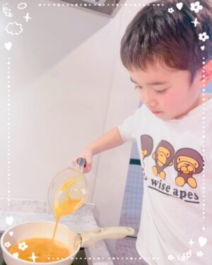 Airi Taira Instagram - バンビーノクッキング😍

夜ごはんを作ろうとすると「僕が作るから‼︎ママは赤ちゃんの面倒みといて」と指示された😅

ならば！やって頂こう😎と本当に任せてみた✌️

フライパンも自分でだして火も自分でつけて強火も弱火加減も全てやってる‼︎😳

作りながら弟達を気にしては「もう少しで出来るからね!」と声かけて嬉しそうに調理してる😆

これはもしや🤩
ご飯の炊き方も教えたら今後やってくれるんじゃないか⁈と期待を込めて教えてみた✨

1回教えただけ‼︎
翌日にはスイッチスタートまで押せて完璧な仕上がり‼︎‼︎驚)

玉子焼き
2色丼
鮭と玉子チャーハン
お魚もお肉も焼けちゃう‼︎

頼れる時のバンビーノは本当に助けてくれる🥹
#バンビーノ#7歳#クッキング#レパートリー増えてる#ご飯も炊けるようになった#ワンオペ育児中#連日#バンビーノが夜ごはん作ってくれた#美味しいから凄い#みんなおかわりする#お料理するのが好きみたい#将来は長友シェフだね#って言ったら#僕はサッカー選手だから#だって#😂#お料理むいてると思うんだけどナ#いい子モードのバンビーノにはものすごく頼れて私もハッピー