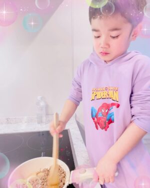 Airi Taira Instagram - バンビーノクッキング😍

夜ごはんを作ろうとすると「僕が作るから‼︎ママは赤ちゃんの面倒みといて」と指示された😅

ならば！やって頂こう😎と本当に任せてみた✌️

フライパンも自分でだして火も自分でつけて強火も弱火加減も全てやってる‼︎😳

作りながら弟達を気にしては「もう少しで出来るからね!」と声かけて嬉しそうに調理してる😆

これはもしや🤩
ご飯の炊き方も教えたら今後やってくれるんじゃないか⁈と期待を込めて教えてみた✨

1回教えただけ‼︎
翌日にはスイッチスタートまで押せて完璧な仕上がり‼︎‼︎驚)

玉子焼き
2色丼
鮭と玉子チャーハン
お魚もお肉も焼けちゃう‼︎

頼れる時のバンビーノは本当に助けてくれる🥹
#バンビーノ#7歳#クッキング#レパートリー増えてる#ご飯も炊けるようになった#ワンオペ育児中#連日#バンビーノが夜ごはん作ってくれた#美味しいから凄い#みんなおかわりする#お料理するのが好きみたい#将来は長友シェフだね#って言ったら#僕はサッカー選手だから#だって#😂#お料理むいてると思うんだけどナ#いい子モードのバンビーノにはものすごく頼れて私もハッピー