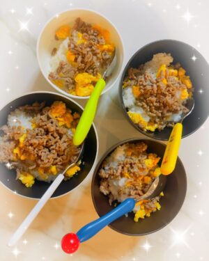 Airi Taira Instagram - バンビーノクッキング😍

夜ごはんを作ろうとすると「僕が作るから‼︎ママは赤ちゃんの面倒みといて」と指示された😅

ならば！やって頂こう😎と本当に任せてみた✌️

フライパンも自分でだして火も自分でつけて強火も弱火加減も全てやってる‼︎😳

作りながら弟達を気にしては「もう少しで出来るからね!」と声かけて嬉しそうに調理してる😆

これはもしや🤩
ご飯の炊き方も教えたら今後やってくれるんじゃないか⁈と期待を込めて教えてみた✨

1回教えただけ‼︎
翌日にはスイッチスタートまで押せて完璧な仕上がり‼︎‼︎驚)

玉子焼き
2色丼
鮭と玉子チャーハン
お魚もお肉も焼けちゃう‼︎

頼れる時のバンビーノは本当に助けてくれる🥹
#バンビーノ#7歳#クッキング#レパートリー増えてる#ご飯も炊けるようになった#ワンオペ育児中#連日#バンビーノが夜ごはん作ってくれた#美味しいから凄い#みんなおかわりする#お料理するのが好きみたい#将来は長友シェフだね#って言ったら#僕はサッカー選手だから#だって#😂#お料理むいてると思うんだけどナ#いい子モードのバンビーノにはものすごく頼れて私もハッピー