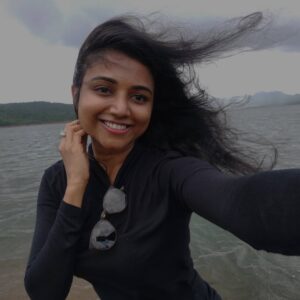 Aishwarya Raghu Instagram - Aankhen khuli ho yaa ho band🎵🎶
#windyweather #hairdoingTaekwondo🙈