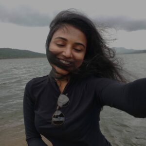 Aishwarya Raghu Instagram - Aankhen khuli ho yaa ho band🎵🎶
#windyweather #hairdoingTaekwondo🙈