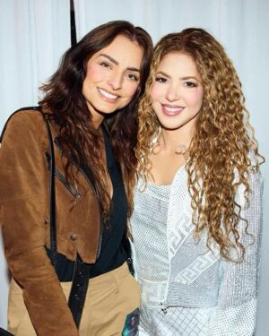 Aislinn Derbez Instagram - Y nos volvimos a encontrar 25 años después 🥰
Me acuerdo que a esa edad los primeros CDs de @shakira eran mis tesoros mas preciados😍
Qué nostalgia, emoción y diversión vivimos antier! 

Por cierto a poco no @ederbez y @shakira se ven más jovenes y guapos hoy que hace 25 años?🔥🔥