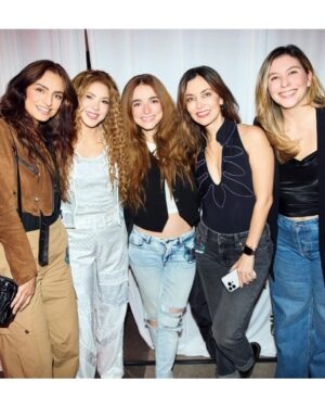 Aislinn Derbez Instagram - Y nos volvimos a encontrar 25 años después 🥰
Me acuerdo que a esa edad los primeros CDs de @shakira eran mis tesoros mas preciados😍
Qué nostalgia, emoción y diversión vivimos antier! 

Por cierto a poco no @ederbez y @shakira se ven más jovenes y guapos hoy que hace 25 años?🔥🔥