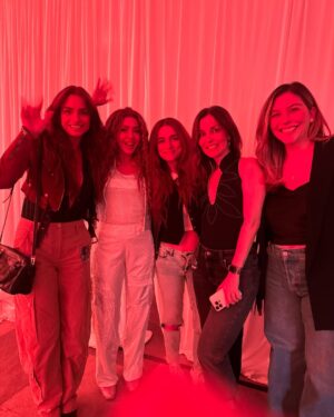 Aislinn Derbez Instagram - Y nos volvimos a encontrar 25 años después 🥰
Me acuerdo que a esa edad los primeros CDs de @shakira eran mis tesoros mas preciados😍
Qué nostalgia, emoción y diversión vivimos antier! 

Por cierto a poco no @ederbez y @shakira se ven más jovenes y guapos hoy que hace 25 años?🔥🔥