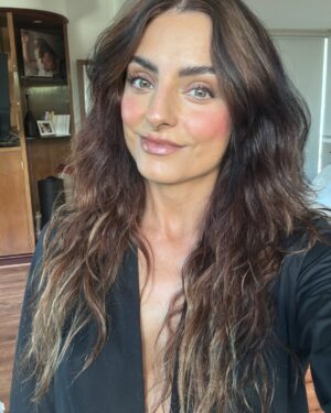 Aislinn Derbez Instagram - Y nos volvimos a encontrar 25 años después 🥰
Me acuerdo que a esa edad los primeros CDs de @shakira eran mis tesoros mas preciados😍
Qué nostalgia, emoción y diversión vivimos antier! 

Por cierto a poco no @ederbez y @shakira se ven más jovenes y guapos hoy que hace 25 años?🔥🔥