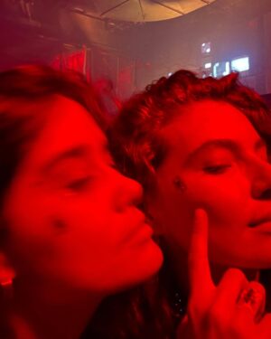 Alanis Guillen Instagram - Mastigando finais